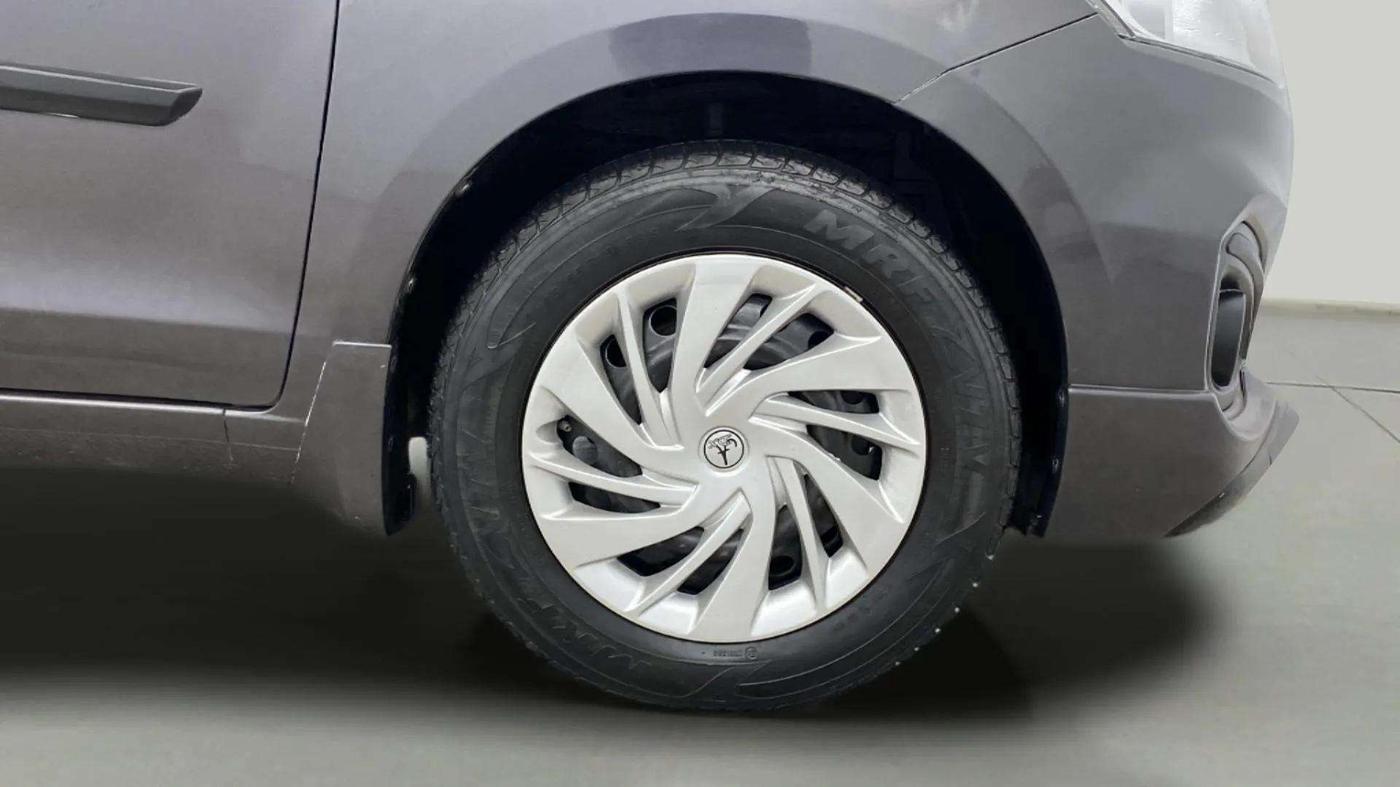 2017 Maruti Ertiga VXI ABS, Petrol, Manual, 33,417 km, Right Front Wheel