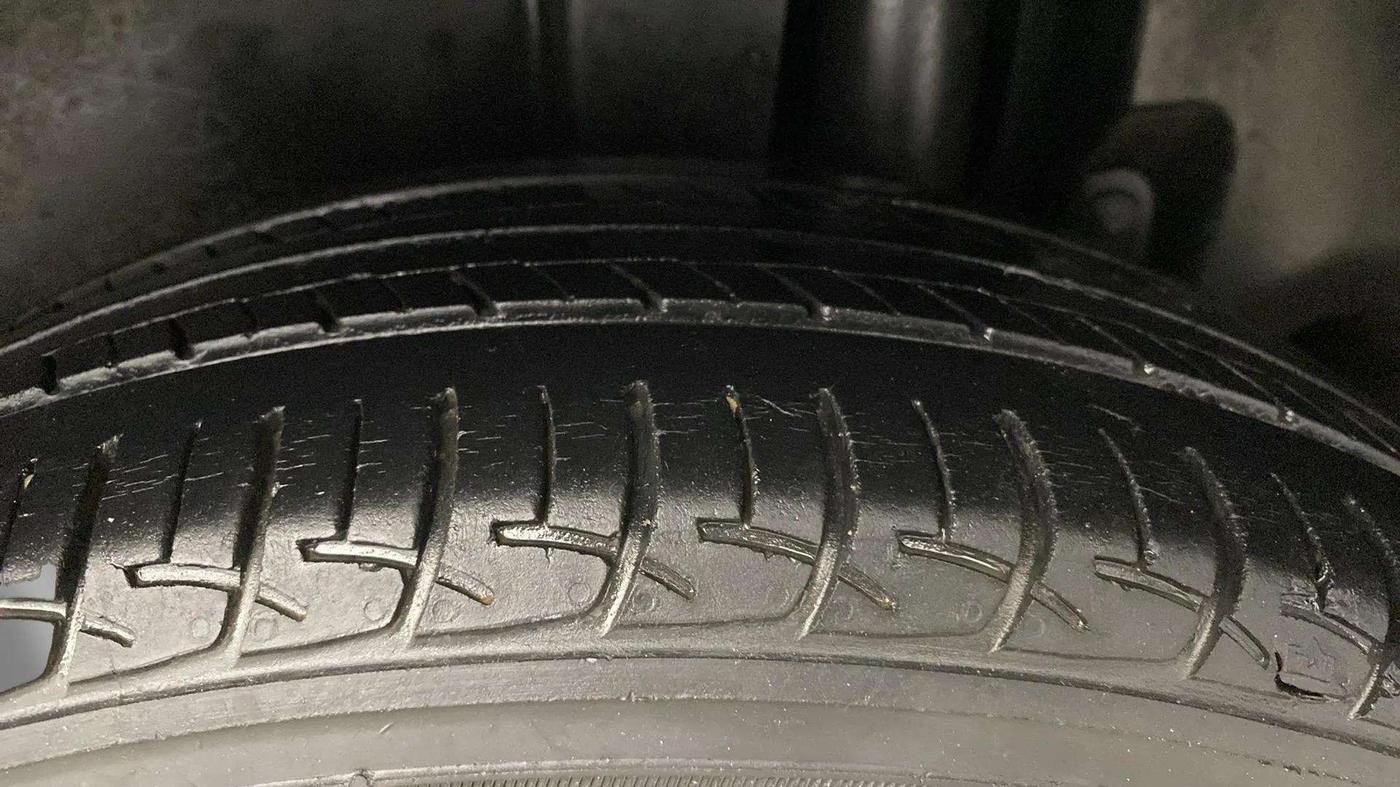 2017 Maruti Ertiga VXI ABS, Petrol, Manual, 33,417 km, Left Rear Tyre Tread