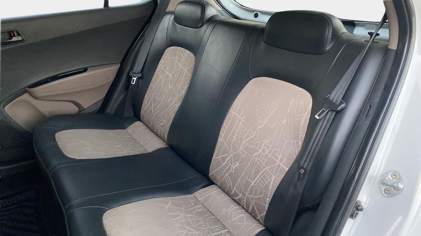2017 Hyundai Grand i10 MAGNA AT 1.2 KAPPA VTVT, Petrol, Automatic, 16,764 km, Right Side Rear Door Cabin
