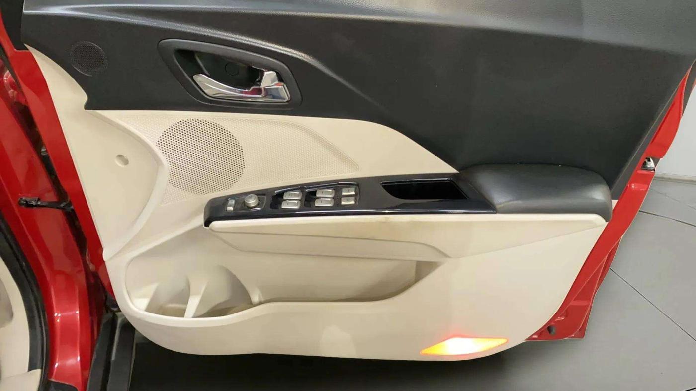 2020 Mahindra XUV300 W8 (O) 1.5 DIESEL, Diesel, Manual, 40,185 km, Driver Side Door Panels Control
