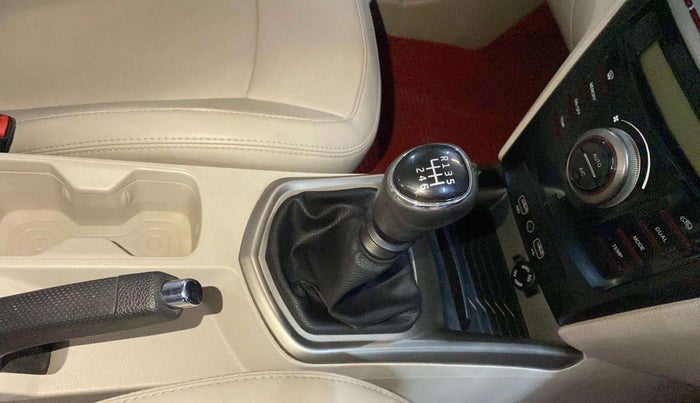 2020 Mahindra XUV300 W8 (O) 1.5 DIESEL, Diesel, Manual, 40,137 km, Gear lever - Knob cover torn