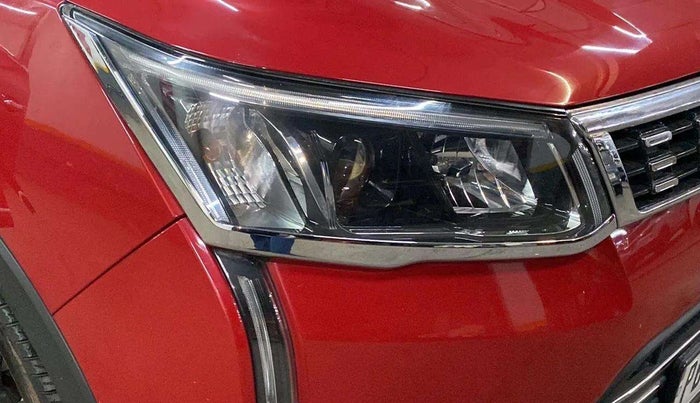 2020 Mahindra XUV300 W8 (O) 1.5 DIESEL, Diesel, Manual, 40,137 km, Right tail light - Chrome has minor damage