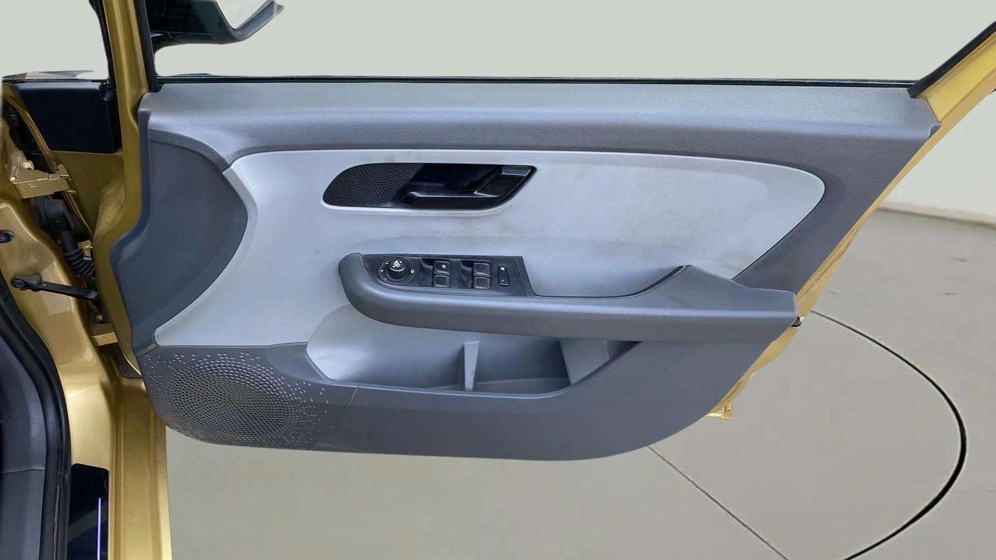 2021 Tata ALTROZ XM PETROL, Petrol, Manual, 31,852 km, Driver Side Door Panels Control