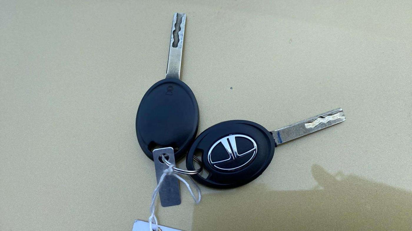 2021 Tata ALTROZ XM PETROL, Petrol, Manual, 31,852 km, Key Close Up