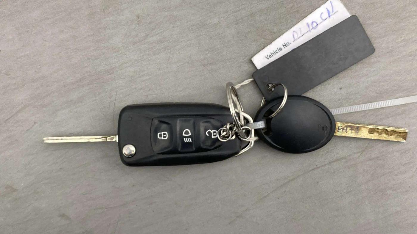 2019 Tata NEXON XM PETROL, CNG, Manual, 60,312 km, Key Close Up