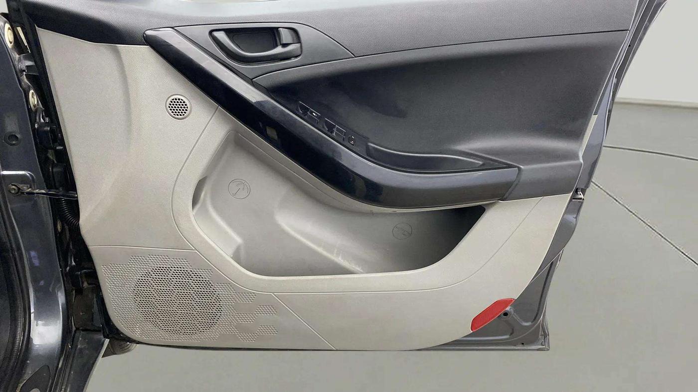 2019 Tata NEXON XM PETROL, CNG, Manual, 60,312 km, Driver Side Door Panels Control
