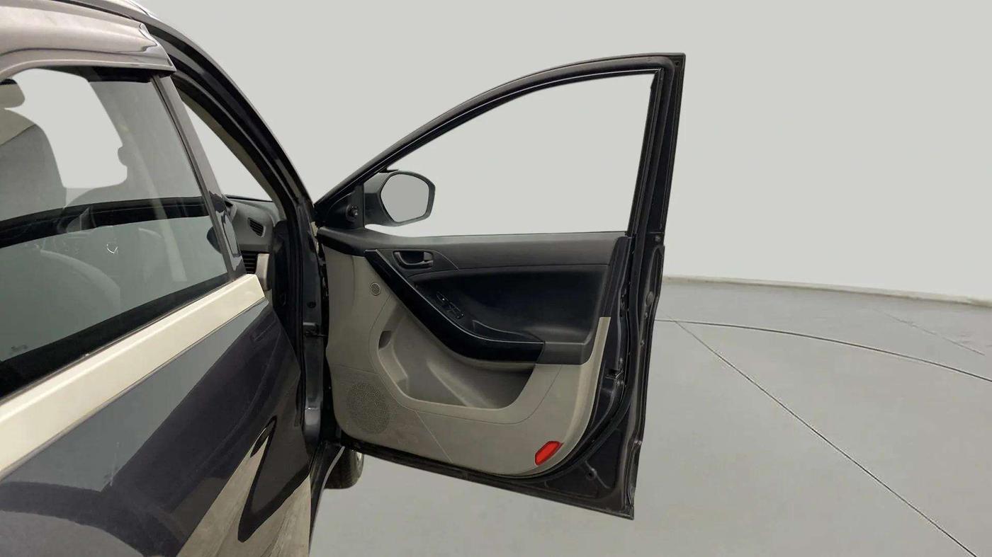 2019 Tata NEXON XM PETROL, CNG, Manual, 60,312 km, RHS Front Door