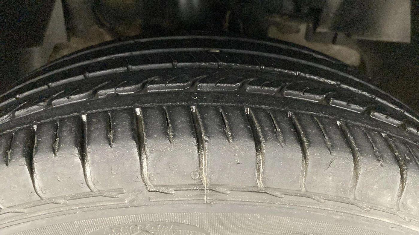 2019 Tata NEXON XM PETROL, CNG, Manual, 60,312 km, Right Front Tyre Tread