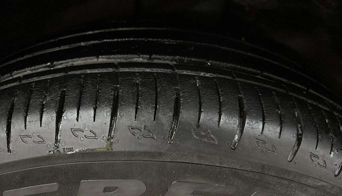 2022 Mahindra XUV700 AX 3 P AT 5 STR, Petrol, Automatic, 21,703 km, Left Front Tyre Tread