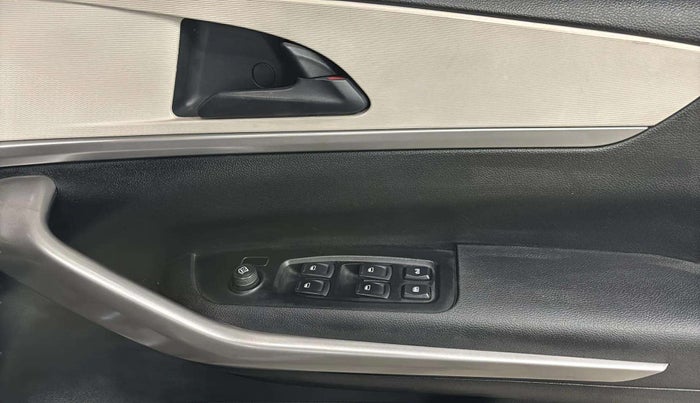 2022 Mahindra XUV700 AX 3 P AT 5 STR, Petrol, Automatic, 21,703 km, Driver Side Door Panels Control