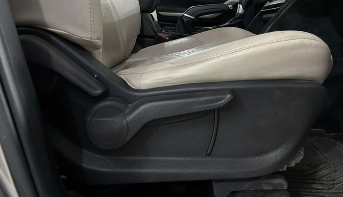 2022 Mahindra XUV700 AX 3 P AT 5 STR, Petrol, Automatic, 21,703 km, Driver Side Adjustment Panel