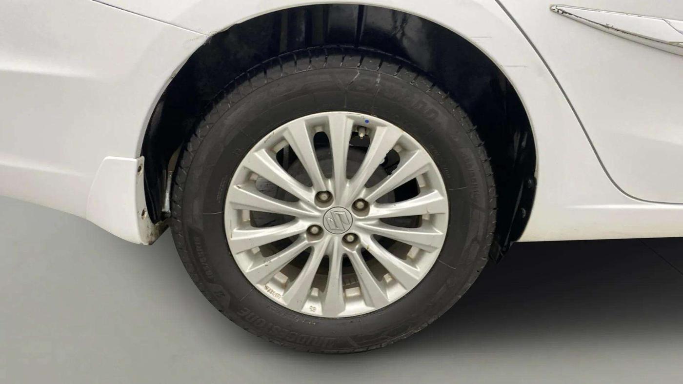 2018 Maruti Ciaz ZETA 1.4  MT PETROL, Petrol, Manual, 1,00,300 km, Right Rear Wheel