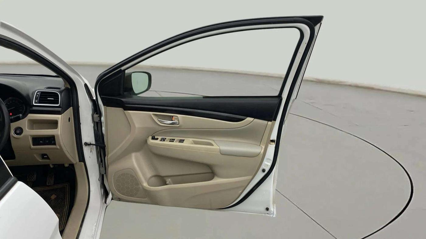 2018 Maruti Ciaz ZETA 1.4  MT PETROL, Petrol, Manual, 1,00,300 km, RHS Front Door