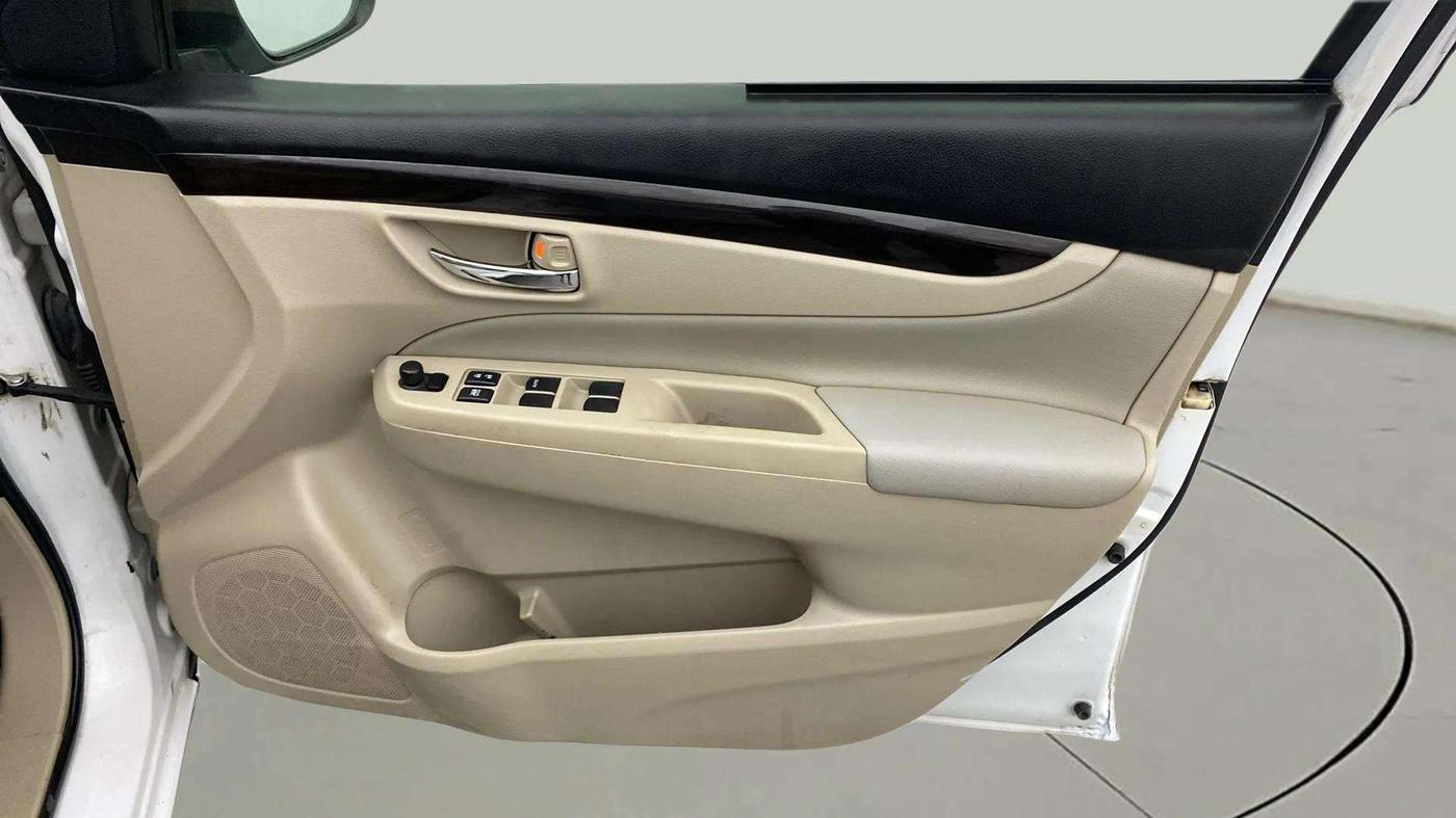 2018 Maruti Ciaz ZETA 1.4  MT PETROL, Petrol, Manual, 1,00,300 km, Driver Side Door Panels Control