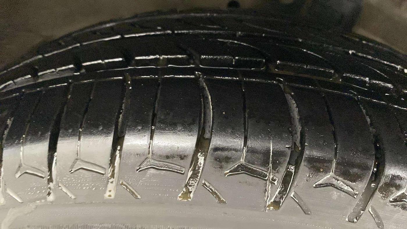 2018 Maruti Ciaz ZETA 1.4  MT PETROL, Petrol, Manual, 1,00,300 km, Right Front Tyre Tread