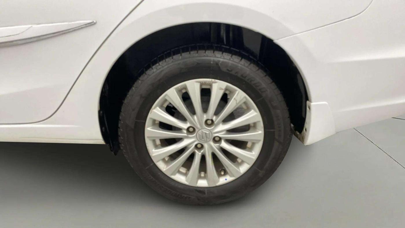 2018 Maruti Ciaz ZETA 1.4  MT PETROL, Petrol, Manual, 1,00,300 km, Left Rear Wheel