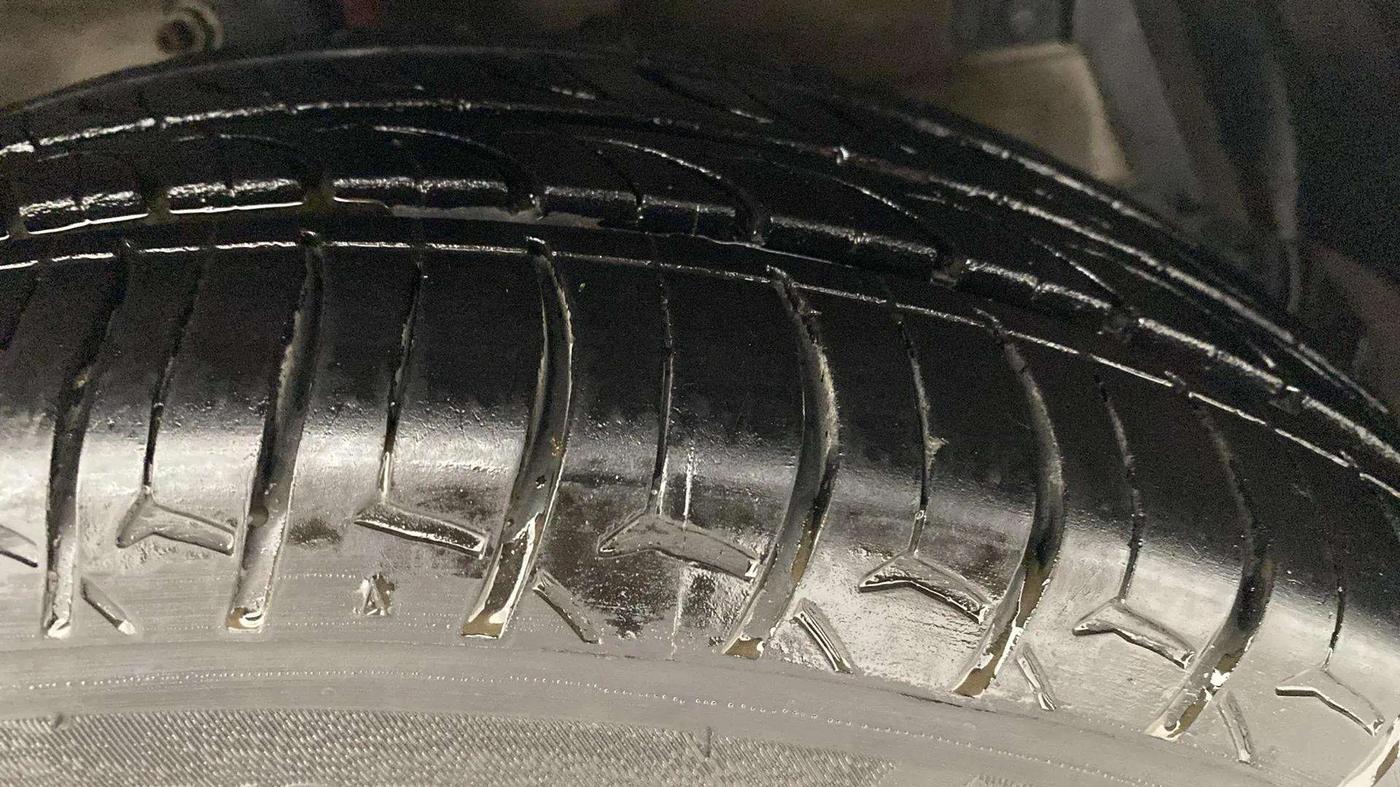 2018 Maruti Ciaz ZETA 1.4  MT PETROL, Petrol, Manual, 1,00,300 km, Left Front Tyre Tread