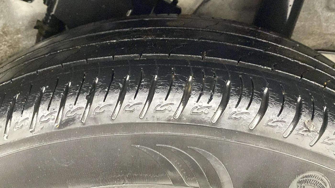2021 Hyundai VENUE SX PLUS 1.0 TURBO DCT, Petrol, Automatic, 32,118 km, Left Rear Tyre Tread