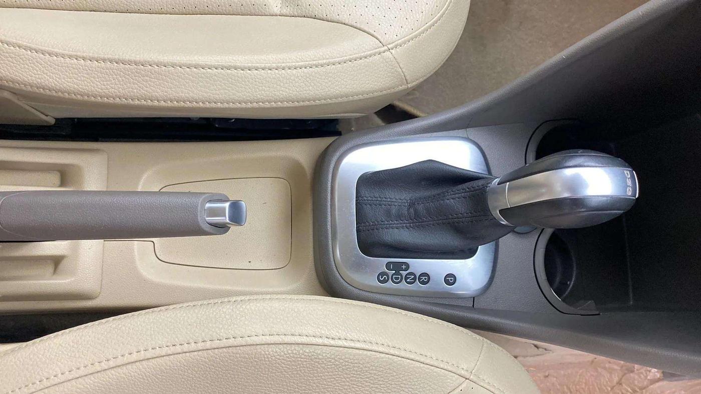 2016 Volkswagen Vento HIGHLINE PETROL AT, Petrol, Automatic, 31,307 km, Gear Lever