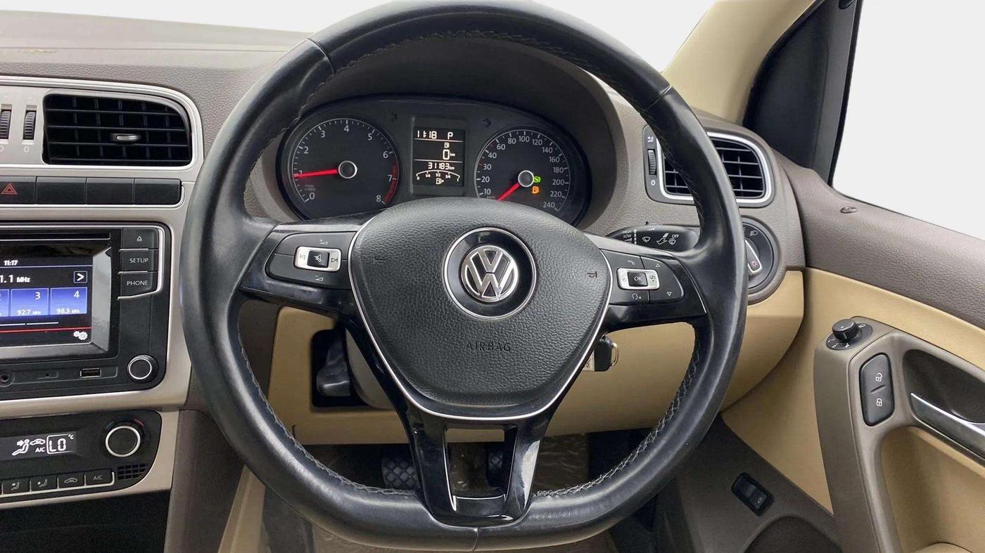 2016 Volkswagen Vento HIGHLINE PETROL AT, Petrol, Automatic, 31,307 km, Steering Wheel Close Up