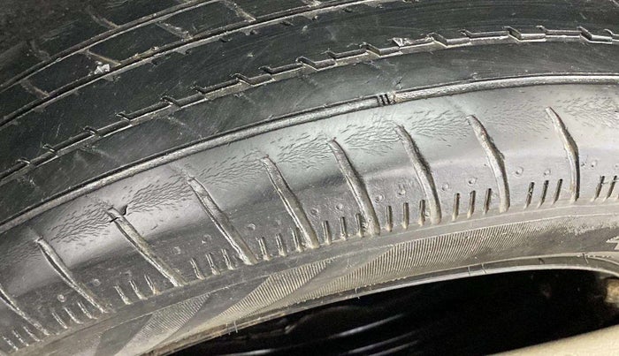 2017 Maruti Celerio ZXI, CNG, Manual, 42,602 km, Left front tyre - Minor crack