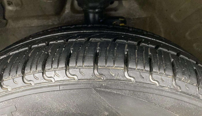 2017 Maruti Celerio ZXI, CNG, Manual, 42,602 km, Left Front Tyre Tread