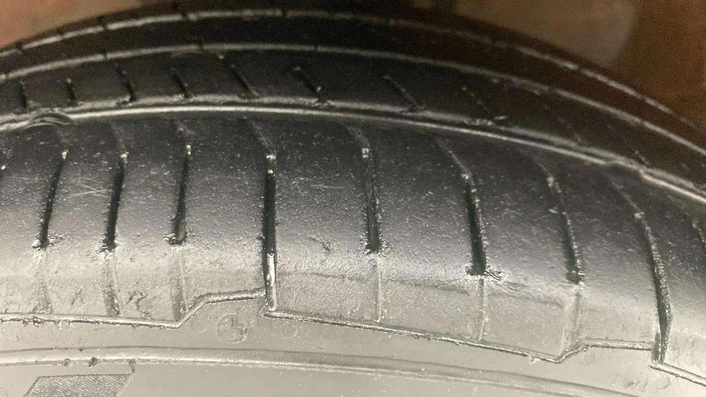 2015 Maruti Wagon R 1.0 VXI AMT, Petrol, Automatic, 65,455 km, Left Front Tyre Tread