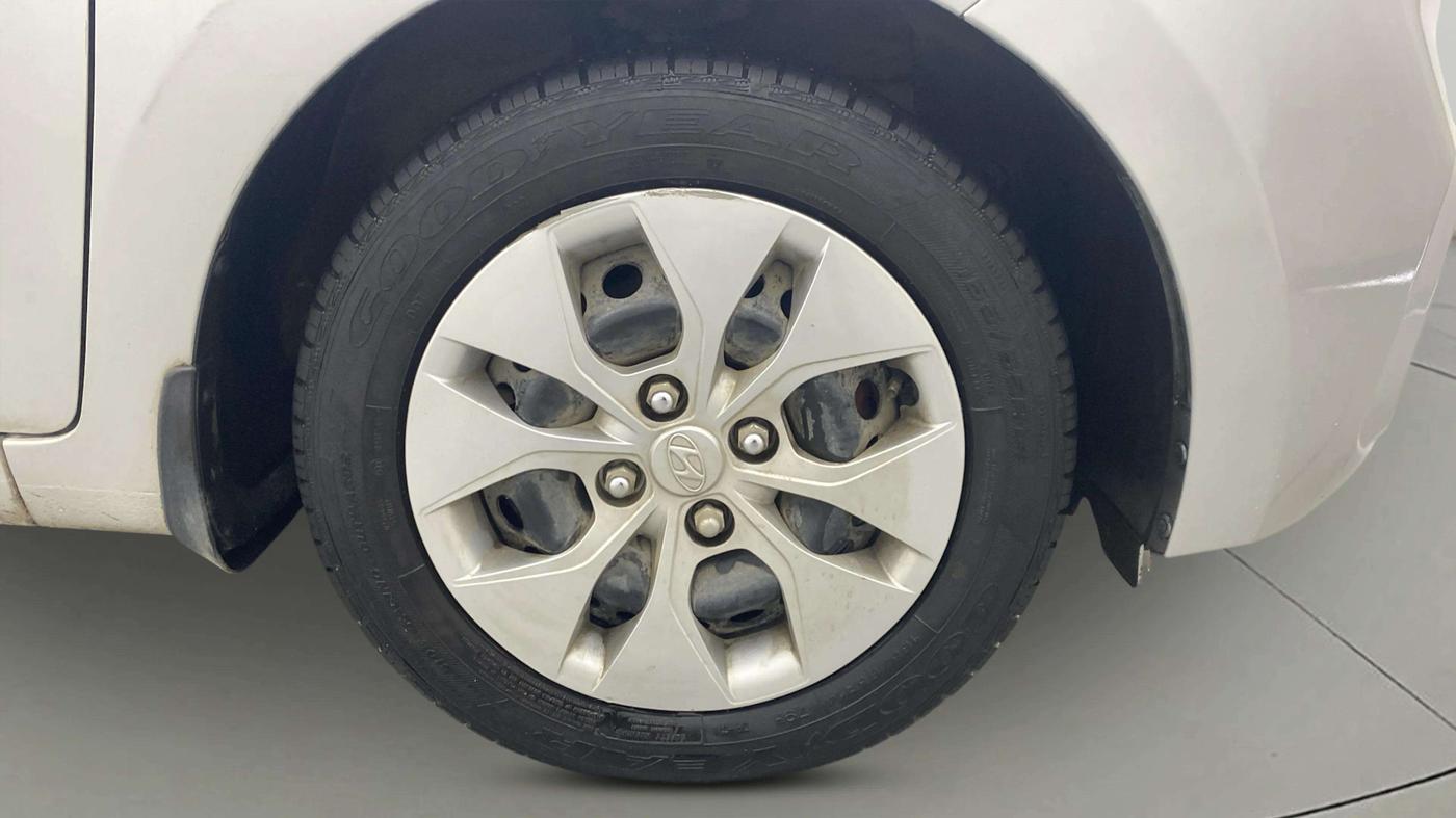 2017 Hyundai Xcent S AT 1.2, Petrol, Automatic, 37,005 km, Right Front Wheel