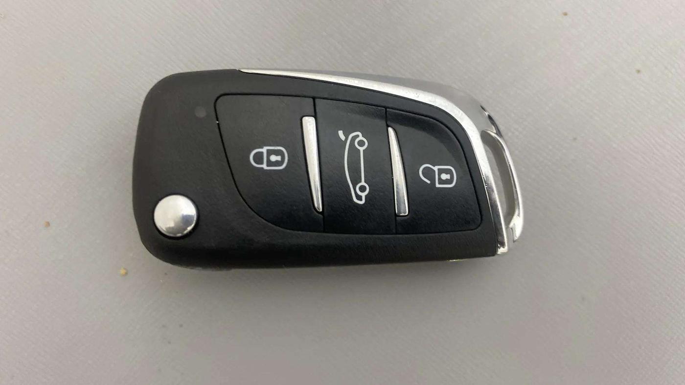 2022 KIA CARENS PREMIUM 1.4 PETROL 7 STR, Petrol, Manual, 35,751 km, Key Close Up