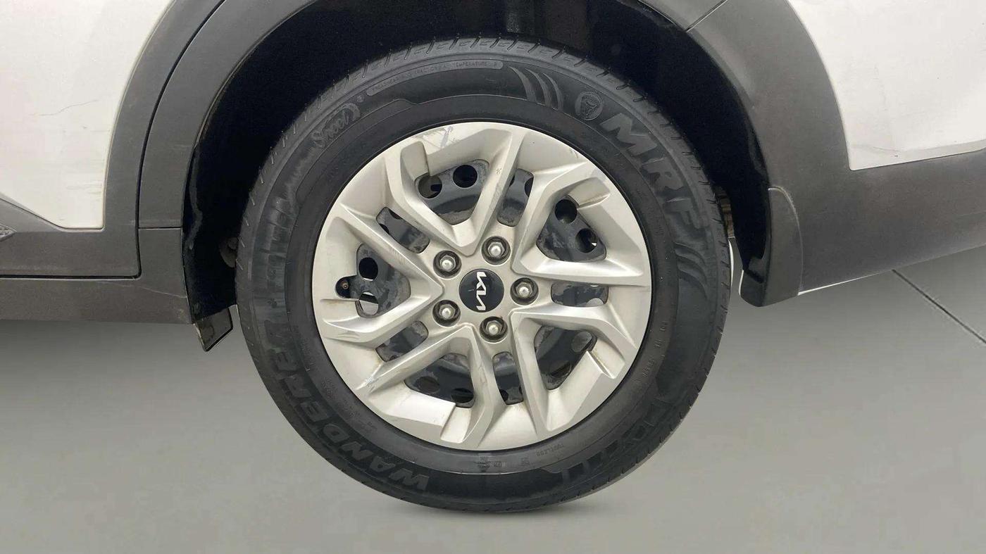 2022 KIA CARENS PREMIUM 1.4 PETROL 7 STR, Petrol, Manual, 35,751 km, Left Rear Wheel