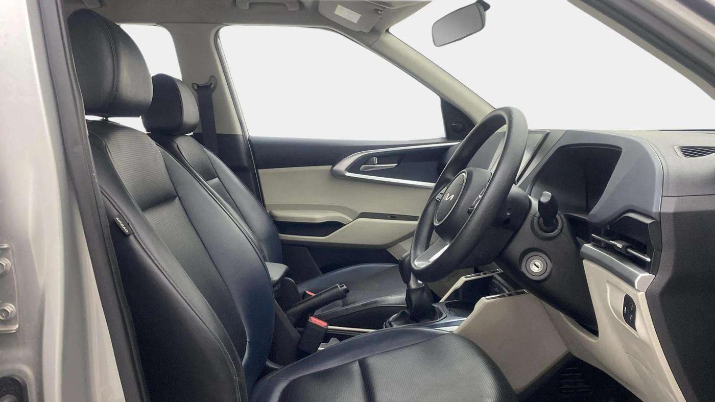 2022 KIA CARENS PREMIUM 1.4 PETROL 7 STR, Petrol, Manual, 35,751 km, Right Side Front Door Cabin