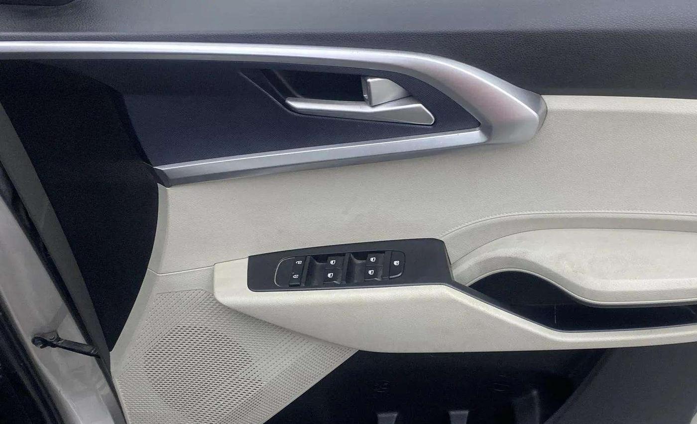 2022 KIA CARENS PREMIUM 1.4 PETROL 7 STR, Petrol, Manual, 35,751 km, Driver Side Door Panels Control