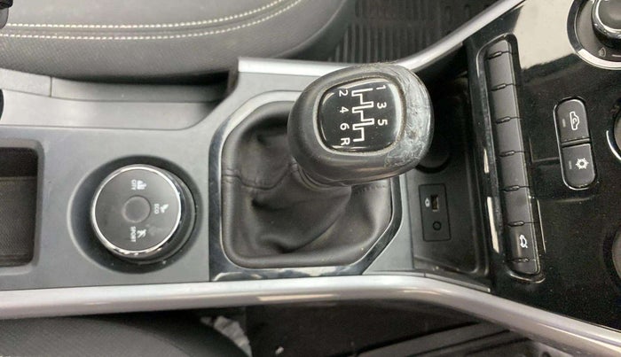 2020 Tata NEXON XM PETROL, Petrol, Manual, 37,151 km, Gear lever - Knob cover torn