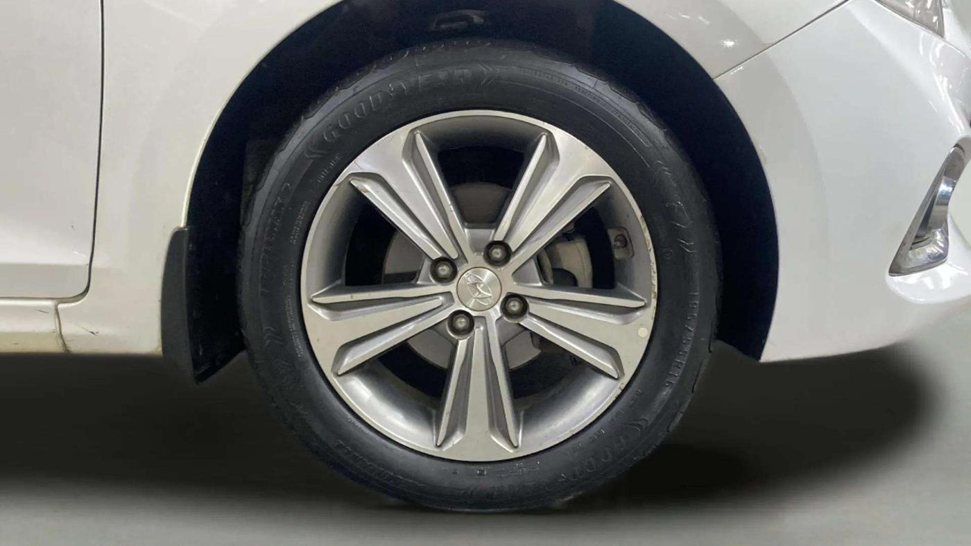 2018 Hyundai Verna 1.6 VTVT SX (O) AT, Petrol, Automatic, 77,121 km, Right Front Wheel
