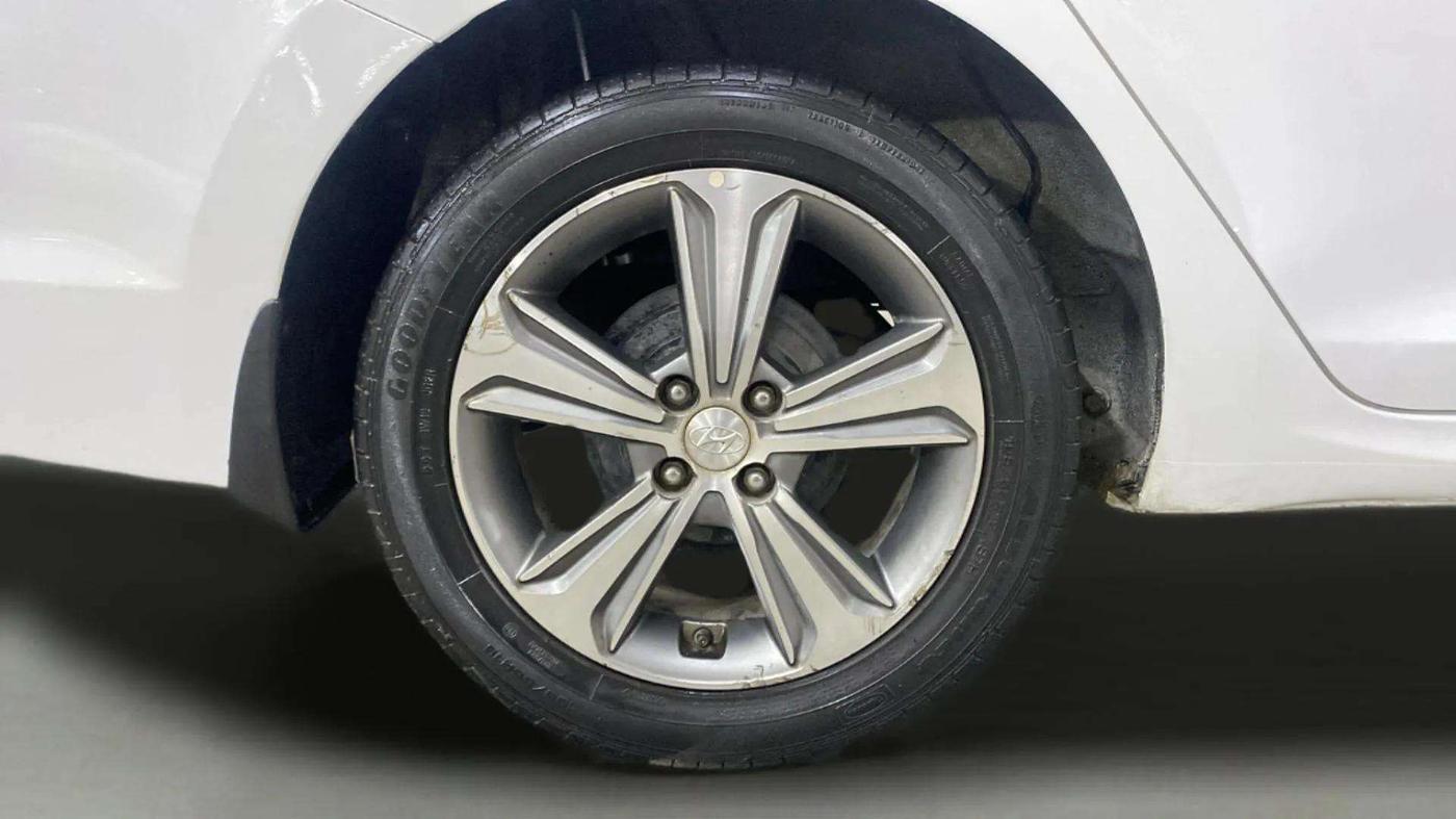 2018 Hyundai Verna 1.6 VTVT SX (O) AT, Petrol, Automatic, 77,121 km, Right Rear Wheel