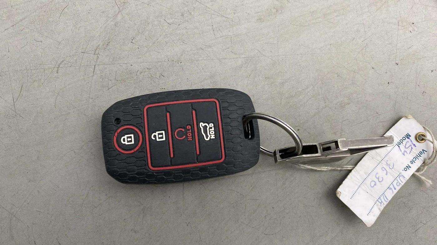 2022 KIA SONET HTK PLUS 1.0 IMT, Petrol, Manual, 33,139 km, Key Close Up