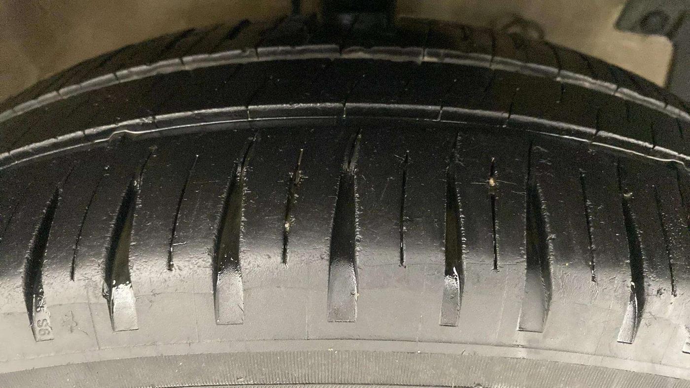 2015 Maruti Swift Dzire VXI, Petrol, Manual, 73,547 km, Left Front Tyre Tread