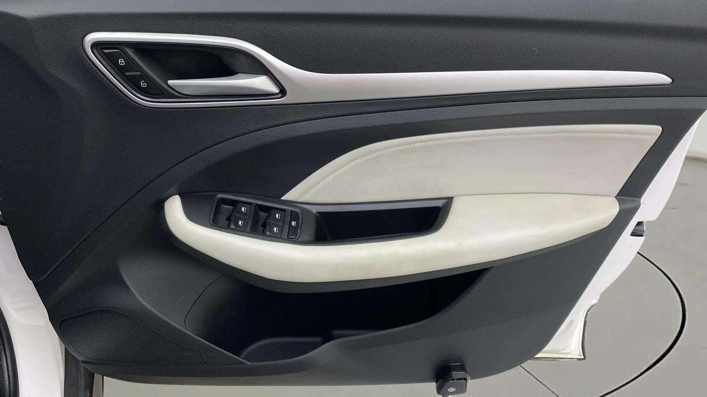 2023 MG ASTOR SAVVY 1.5 CVT, Petrol, Automatic, 11,838 km, Driver Side Door Panels Control