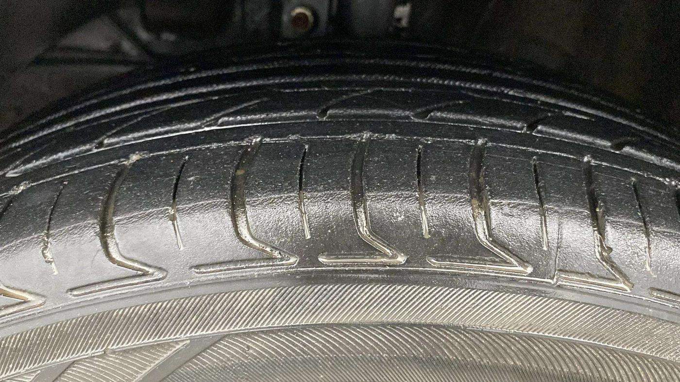 2017 Maruti Baleno DELTA PETROL 1.2, Petrol, Manual, 41,628 km, Left Front Tyre Tread