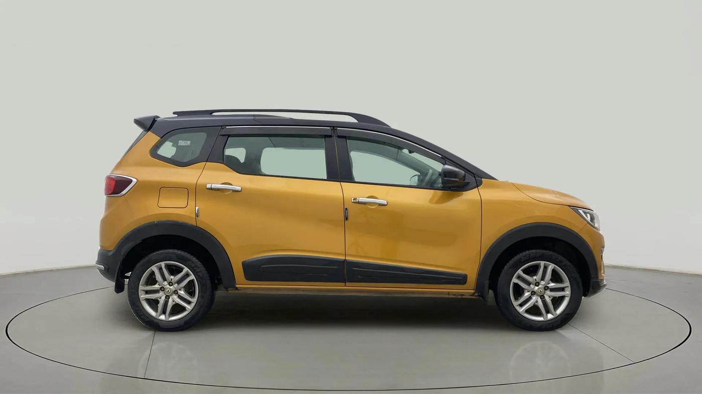 2022 Renault TRIBER RXZ DUAL TONE, Petrol, Manual, 36,968 km, Right Side View