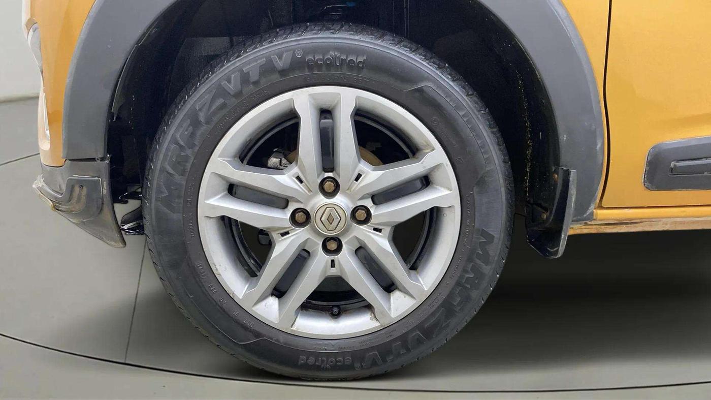 2022 Renault TRIBER RXZ DUAL TONE, Petrol, Manual, 36,968 km, Left Front Tyre Tread