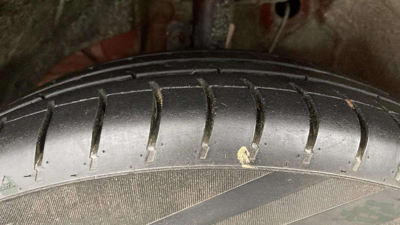 2019 Maruti Swift VXI AMT, Petrol, Automatic, 68,842 km, Left Front Tyre Tread