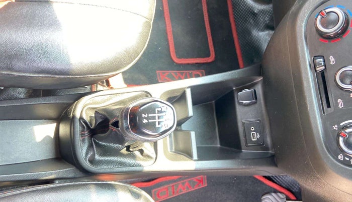 2023 Renault Kwid RXT 1.0, Petrol, Manual, 21,008 km, Gear lever - Boot cover slightly torn