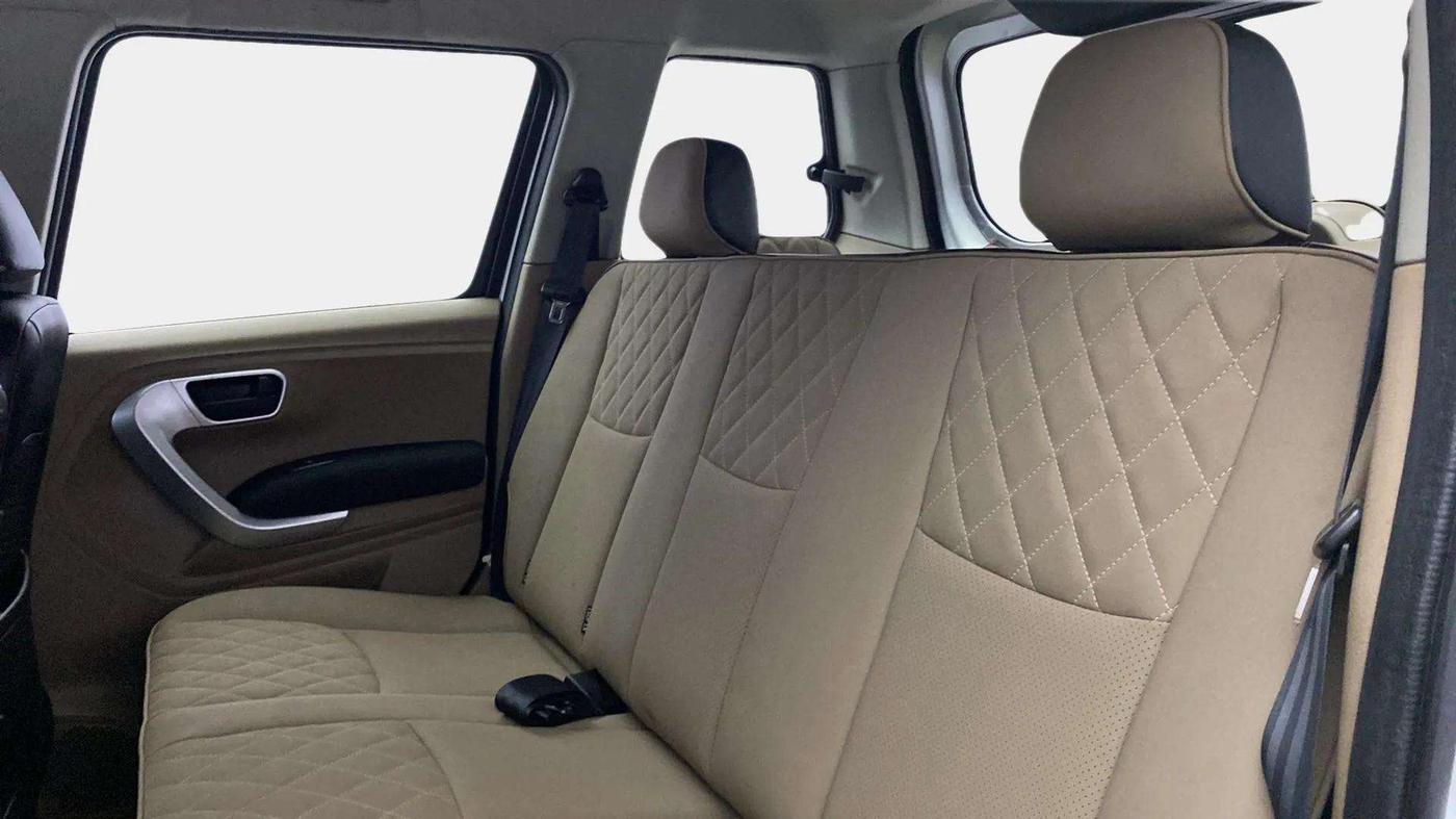 2018 Mahindra TUV300 T10, Diesel, Manual, 8,362 km, Right Side Rear Door Cabin
