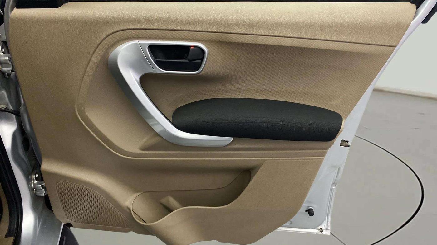 2018 Mahindra TUV300 T10, Diesel, Manual, 8,362 km, Driver Side Door Panels Control