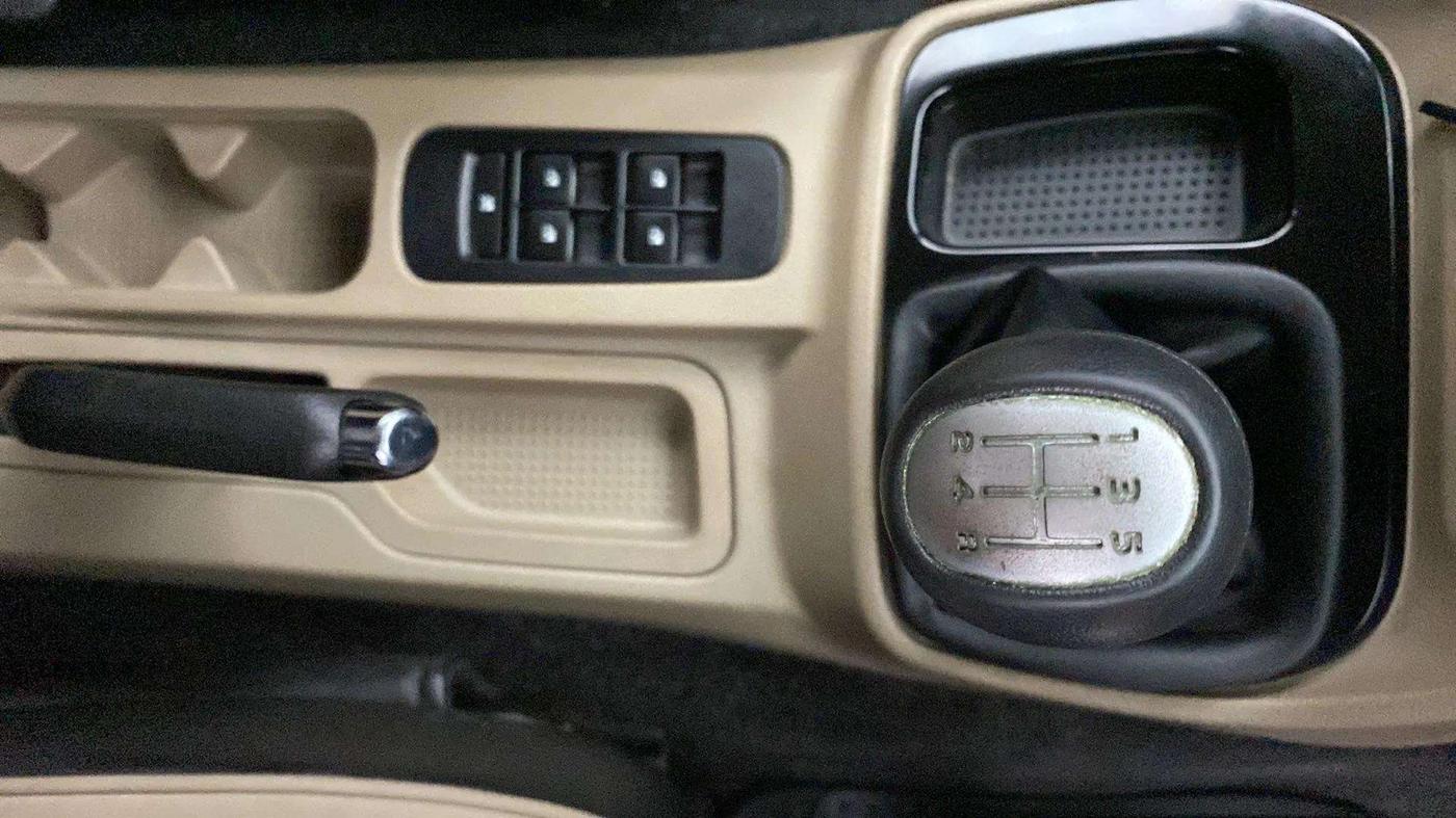 2018 Mahindra TUV300 T10, Diesel, Manual, 8,362 km, Gear Lever
