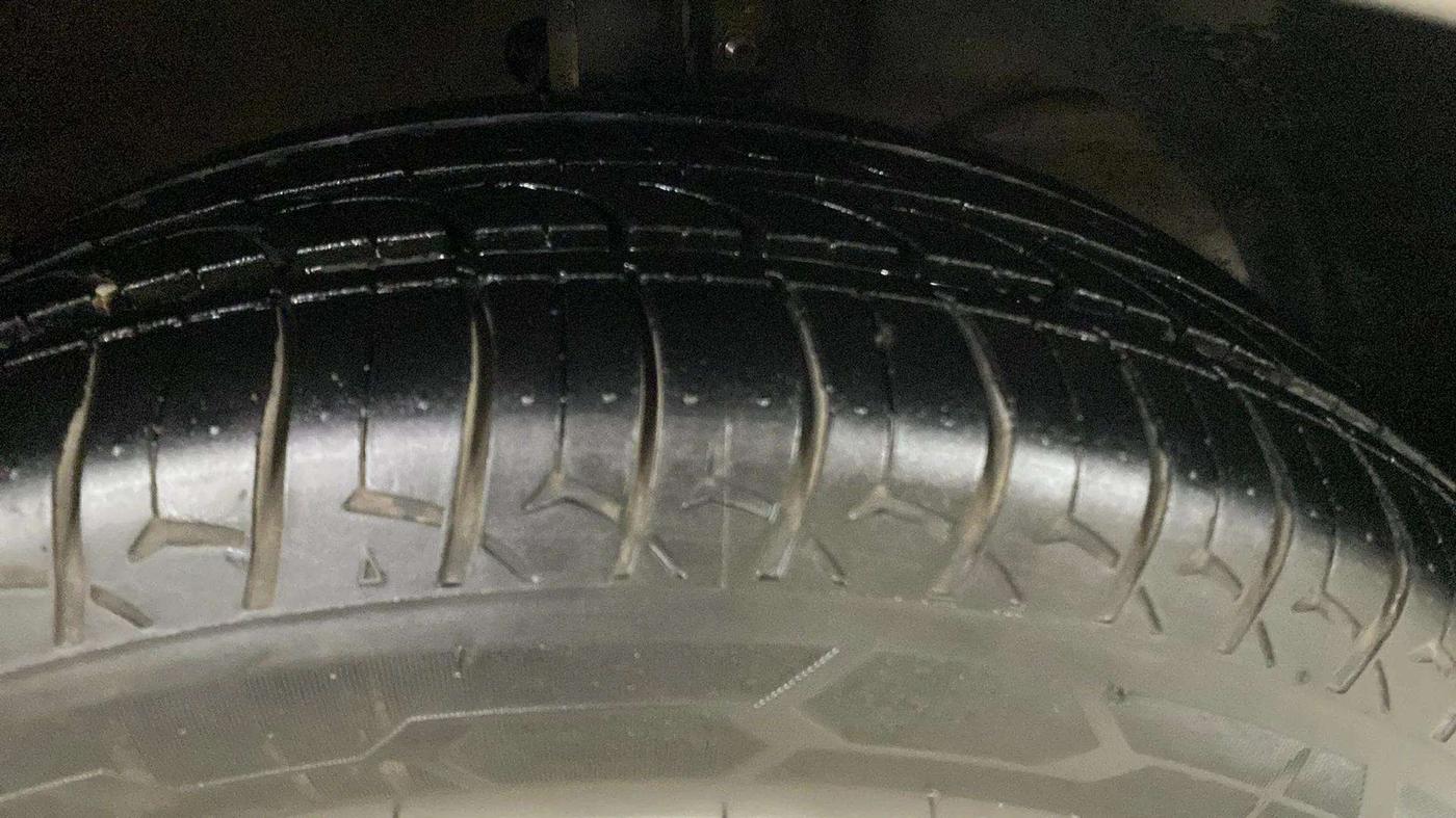 2018 Maruti Dzire ZXI, Petrol, Manual, 32,719 km, Right Front Tyre Tread