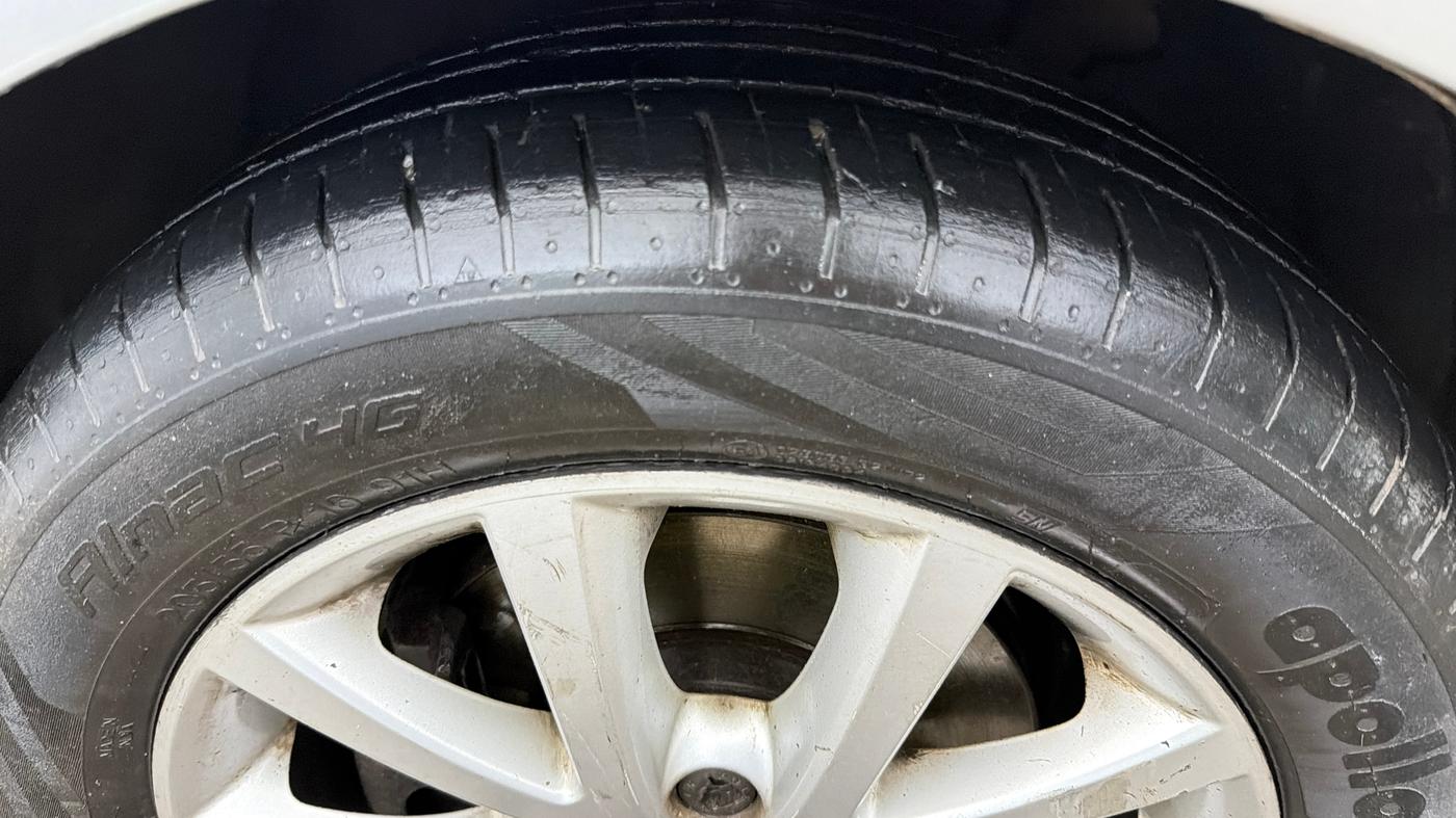 2016 Volkswagen Jetta COMFORTLINE TSI, Petrol, Manual, 1,09,475 km, Left Front Tyre Tread