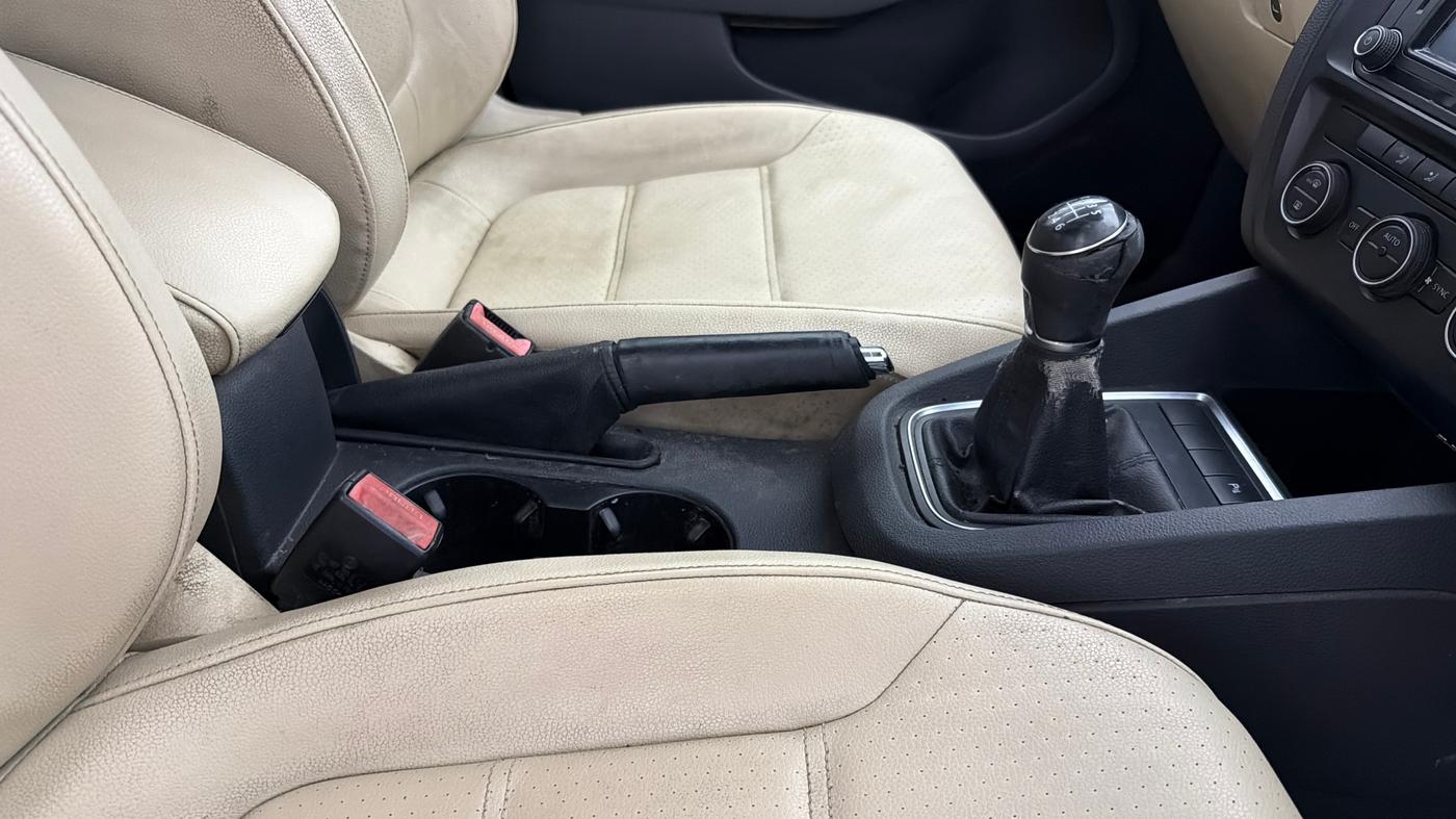 2016 Volkswagen Jetta COMFORTLINE TSI, Petrol, Manual, 1,09,475 km, Gear Lever