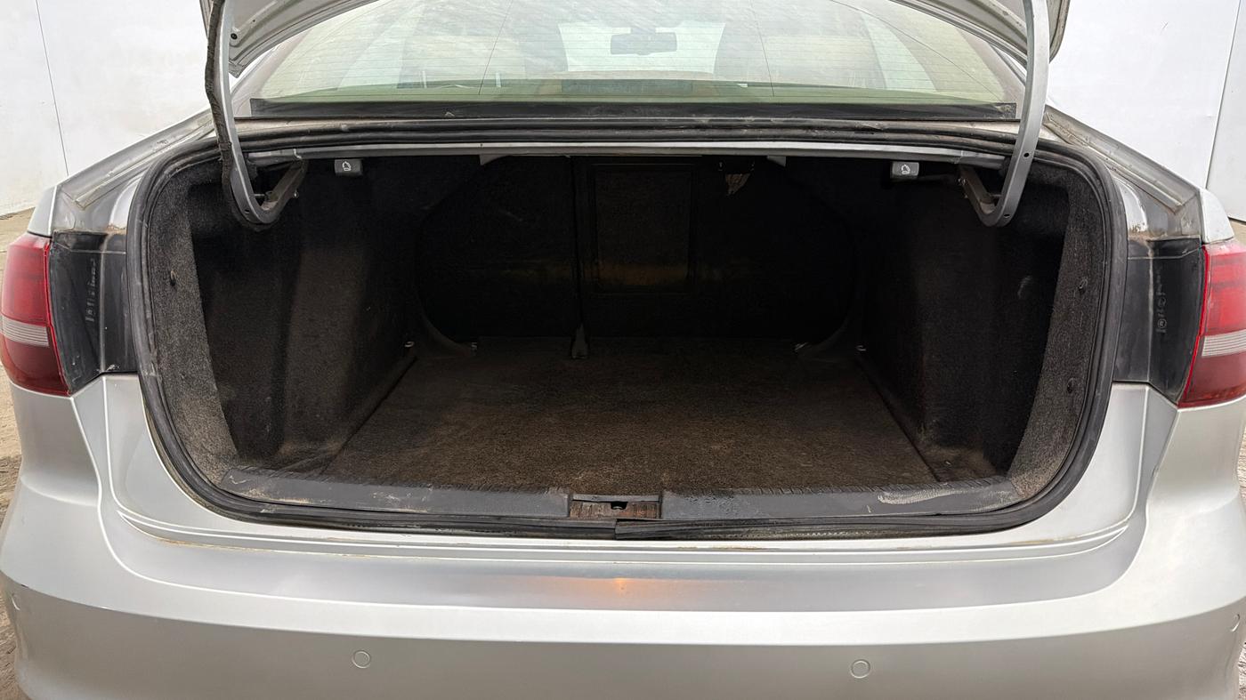 2016 Volkswagen Jetta COMFORTLINE TSI, Petrol, Manual, 1,09,475 km, Boot Inside
